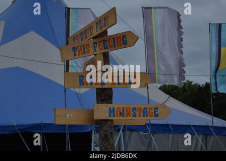 Dieses Gefühl, Beschilderung, Beschilderung der Isle of Wight Music Festival, Sonntag, 19.. Juni 2022. Außerhalb des Big Top-Zeltes, tagsüber. Stockfoto