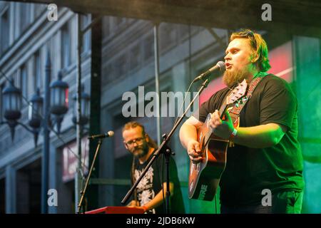 Die weißrussische Reggae-Band Botanic Project tritt beim Konzert im Zentrum von Warschau auf. Belarussische Musiker hatten ein Konzert im Zentrum von Warschau als letzten Teil für das belarussische intellektuelle Buchfestival 'Pradmova' (aus Belarussisch bedeutet es 'Vorwort'). Einige Musiker wurden während der Massenproteste in Belarus nach den Präsidentschaftswahlen am 9. August 2020 festgenommen oder hatten eine andere Art von Repression. Aus Sicherheitsgründen waren viele weißrussische Musiker, Dichter, Schriftsteller und Kulturschaffende gezwungen, das Land zu verlassen. Einige von ihnen wurden zweimal gezwungen, ihr Leben zu retten: Als sie Belaru verließen Stockfoto