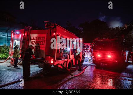 Istanbul, Türkei. 19.. Juni 2022. Feuerwehrleute, die bei der Vorbereitung auf die Brandlöschung neben den Löschfahrzeugen gesehen wurden. Das Feuer, das in dem 2-stöckigen Holzgebäude in den Wäldern in der Beylerbeyi Sair Asaf Halet-Croebi-Straße in Uskudar, Istanbul, ausbrach, wurde nach etwa 1 Stunden Eingreifen der Feuerwehrleute unter Kontrolle gebracht. (Foto von Onur Dogman/SOPA Images/Sipa USA) Quelle: SIPA USA/Alamy Live News Stockfoto