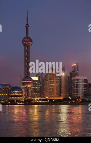 Ein Blick in die Abenddämmerung auf das Pudong-Viertel, das vom Bund, Shanghai, China, über den Huangpu-Fluss gesehen wird; Shanghai, China Stockfoto