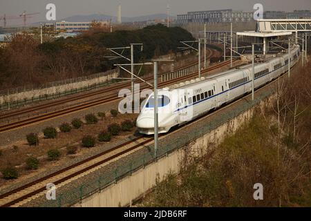 Hochgeschwindigkeitszug auf den Gleisen nach Nanjing, China; Nanjing, Provinz Jiangsu, China Stockfoto