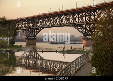 Die Yangtze-Brücke, die den Yangtze bei Nanjing, China, überquert; Nanjing, Provinz Jiangsu, China Stockfoto