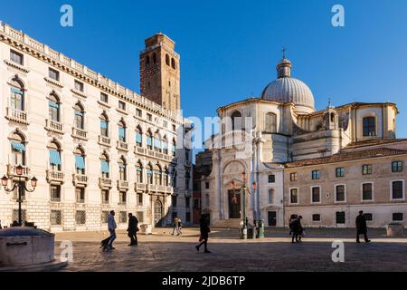 Platz San Geremia mit dem Palazzo Labia auf der linken Seite und der Kirche San Geremia auf der rechten Seite; Venedig, Venetien, Italien Stockfoto