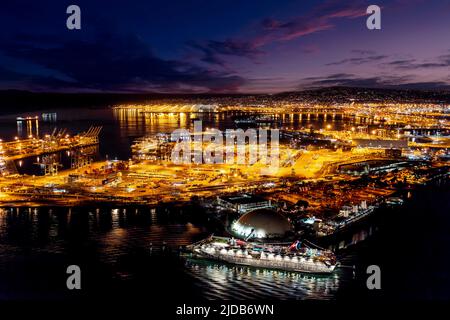 Nachtaufnahme des Carnival Cruise Ship und Queen Mary in Long Beach, Los Angeles, Kalifornien. Stockfoto