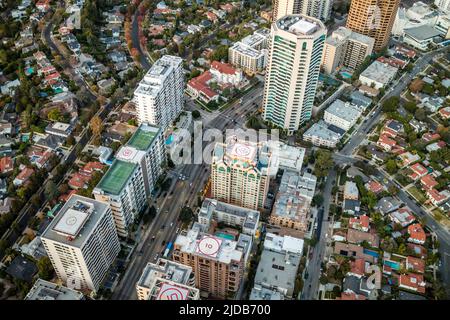 Luftbild des Wilshire Boulevard in Los Angeles. Stockfoto