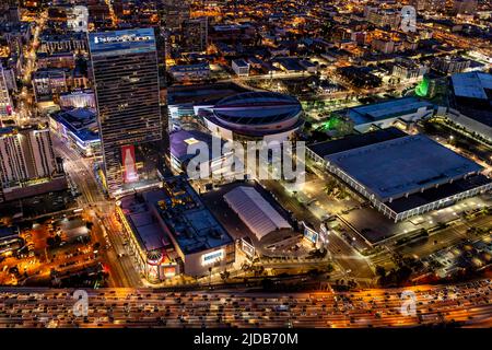 Abend Luftaufnahme des Ritz Carlton, Microsoft Theater und dem Staples Center entfernt. Stockfoto