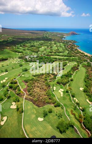 Wailea Gold und Emerald Golfplätze. Clubhaus und Sea Watch Restaurant in der Ferne. Blick auf die Küste nach Pu'U Ola'i und Makena, Wailea-Ma Stockfoto