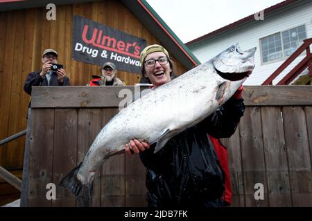 Die Konkurrenz von Eagle River, Alaska, feiert ihren ersten Platz beim 26. Jährlichen Homer Winter King Turnier am 23. März 2019. Sie ist die erste... Stockfoto