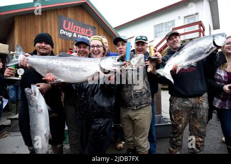 Die Konkurrenz von Eagle River, Alaska, feiert ihren ersten Platz beim 26. Jährlichen Homer Winter King Turnier am 23. März 2019. Sie ist die erste... Stockfoto