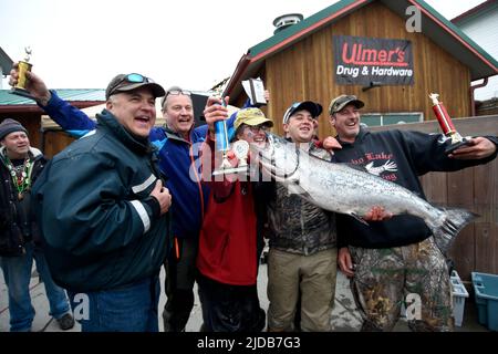 Die Konkurrenz von Eagle River, Alaska, feiert ihren ersten Platz beim 26. Jährlichen Homer Winter King Turnier am 23. März 2019. Sie ist die erste... Stockfoto