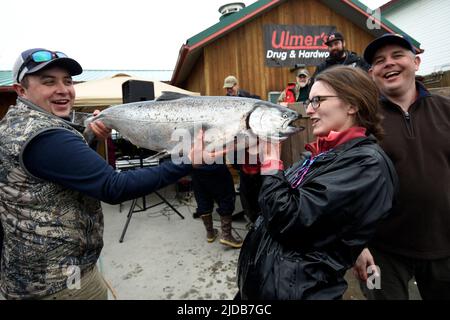 Die Konkurrenz von Eagle River, Alaska, feiert ihren ersten Platz beim 26. Jährlichen Homer Winter King Turnier am 23. März 2019. Sie ist die erste... Stockfoto