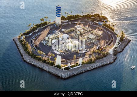 Eine Luftaufnahme von White Island, einer von vier THUMs Öl bohren Inseln in San Pedro Bay, vor der Küste von Long Beach, Kalifornien Stockfoto