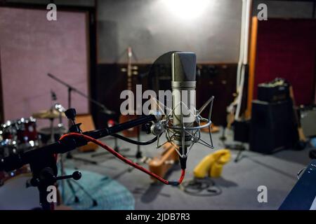 Mikrofon und Musikinstrumente in einem Aufnahmestudio; Siem Reap, Kambodscha Stockfoto