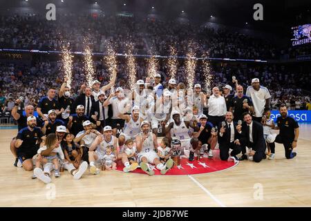 Madrid, Spanien. 19.. Juni 2022. Real Madrid Spieler feiern ihren Sieg nach der Liga Endesa 2021/2022 im Wizink Center. Kredit: SOPA Images Limited/Alamy Live Nachrichten Stockfoto