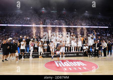 Madrid, Spanien. 19.. Juni 2022. Real Madrid Spieler feiern ihren Sieg nach der Liga Endesa 2021/2022 im Wizink Center. Kredit: SOPA Images Limited/Alamy Live Nachrichten Stockfoto