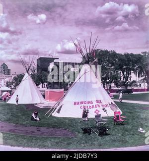 Teepees mit der Inschrift „Bring our Children Home“ auf dem Legistlative Grounds von Manitoba; Winnipeg, Manitoba, Kanada Stockfoto