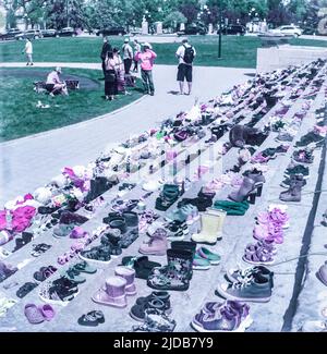 Kinderschuhe, die auf den Stufen des Manitoba Legislative Building zurückgelassen wurden, ein Teil der Kampagne "Every Child Matters", in Erinnerung an die verlorenen Leben... Stockfoto