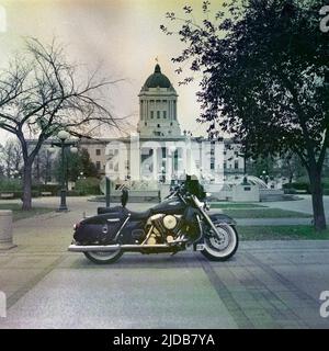 Motorrad parkt vor dem Manitoba Legislative Building; Winnipeg, Manitoba, Kanada Stockfoto