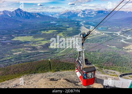 Jasper SkyTram Hütte aufsteigend zur oberen Station am Whistlers Peak im Jasper National Park, mit der Stadt Jasper und Athabasca River Valley i... Stockfoto