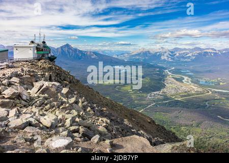 Jasper SkyTram Hütte aufsteigend zur oberen Station am Whistlers Peak im Jasper National Park, mit der Stadt Jasper und Athabasca River Valley i... Stockfoto