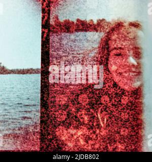 Erschütterndes Bild eines Mädchens auf einem Foto an einem See und ein Bild des Sees und der Küste, Lake of the Woods, Ontario, Kanada Stockfoto