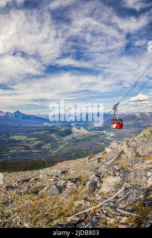 Jasper SkyTram Hütte aufsteigend zur oberen Station am Whistlers Peak im Jasper National Park, mit der Stadt Jasper und Athabasca River Valley i... Stockfoto