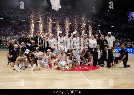 Madrid, Spanien. 19.. Juni 2022. Real Madrid Spieler feiern ihren Sieg nach der Liga Endesa 2021/2022 im Wizink Center. (Foto: Atilano Garcia/SOPA Images/Sipa USA) Quelle: SIPA USA/Alamy Live News Stockfoto