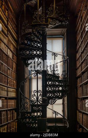 Dublin, Irland - 2. Juni 2022: Der Long Room der alten Bibliothek am Trinity College. Marmorbüsten von großen Menschen und Regale mit antiken zu Stockfoto