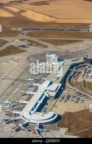 Luftaufnahme der Terminalgebäude am Edmonton International Airport in der Nähe von Leduc, Alberta, Kanada. Stockfoto