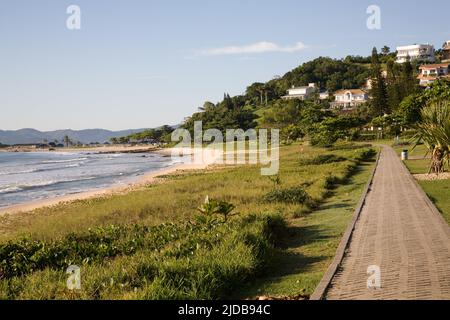 Der Strand im Itapema Plaza Resort and Spa, Santa Catarina, Brasilien. Ferienwohnungen und private Villen sind Teil der Resort-Gemeinschaft, die ein On-s beinhaltet Stockfoto