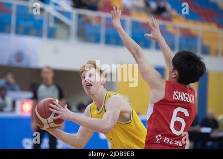 Doha, Katar. 19.. Juni 2022. Joshua Dent (L) von der australischen Basketballmannschaft und Suguru Ishiguchi (R) von der japanischen Basketballmannschaft in Aktion beim U16 Asienmeisterschaftsspiel 2022 zwischen Japan und Australien in der Al-Gharafa Sports Multi-Purpose Hall. (Endergebnis: Australien 94 - 63 Japan) Credit: SOPA Images Limited/Alamy Live News Stockfoto