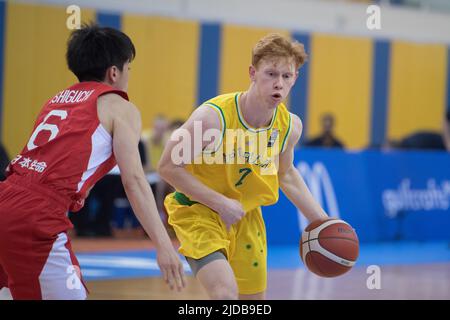 Doha, Katar. 19.. Juni 2022. Suguru Ishiguchi (L) von der japanischen Basketballmannschaft und Joshua Dent (R) von der australischen Basketballmannschaft waren während des FIBA U16-Asienmeisterschaftsspiel 2022 zwischen Japan und Australien in der Al-Gharafa Sports Multi-Purpose Hall in Aktion. (Endergebnis: Australien 94 - 63 Japan) Credit: SOPA Images Limited/Alamy Live News Stockfoto