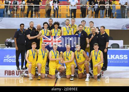 Doha, Katar. 19.. Juni 2022. Das australische Basketballteam wurde während der Preisverleihung nach dem Spiel der FIBA U16 in der Al-Gharafa Sports Multi-Purpose Hall 2022 zwischen Japan und Australien gesehen. (Endergebnis: Australien 94 - 63 Japan) Credit: SOPA Images Limited/Alamy Live News Stockfoto