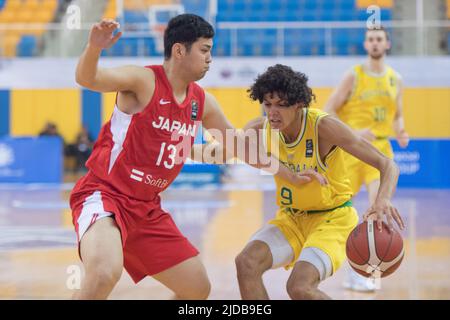 Doha, Katar. 19.. Juni 2022. Teruchika Naito (L) von der japanischen Basketballmannschaft und Carlin Briggs (R) von der australischen Basketballmannschaft waren während des FIBA U16-Asienmeisterschaftsspiel 2022 zwischen Japan und Australien in der Al-Gharafa Sports Multi-Purpose Hall in Aktion. (Endergebnis: Australien 94 - 63 Japan) Credit: SOPA Images Limited/Alamy Live News Stockfoto