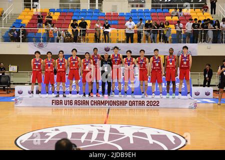 Doha, Katar. 19.. Juni 2022. Japan Basketball Team gesehen während der Preisverleihung nach dem FIBA U16 Asienmeisterschaftsspiel 2022 zwischen Japan und Australien in der Al-Gharafa Sports Multi-Purpose Hall. (Endergebnis: Australien 94 - 63 Japan) Credit: SOPA Images Limited/Alamy Live News Stockfoto