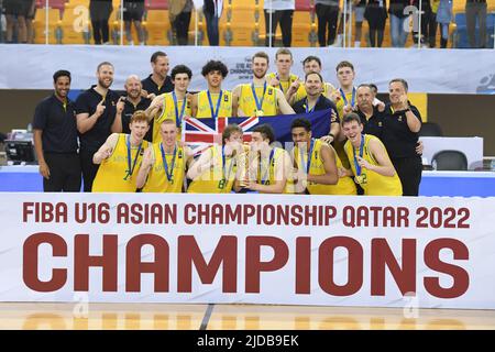 Doha, Katar. 19.. Juni 2022. Das australische Basketballteam wurde während der Preisverleihung nach dem Spiel der FIBA U16 in der Al-Gharafa Sports Multi-Purpose Hall 2022 zwischen Japan und Australien gesehen. (Endergebnis: Australien 94 - 63 Japan) Credit: SOPA Images Limited/Alamy Live News Stockfoto