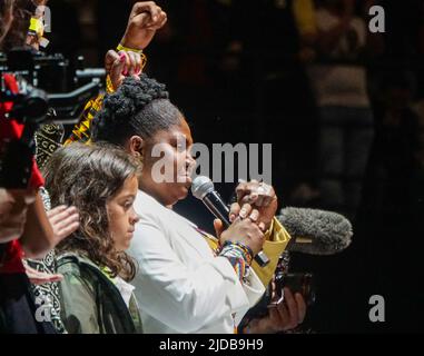 Bogota, Kolumbien. 20.. Juli 2022. Francia Marquez, Vizepräsidentin von Kolumbien, hält nach dem Wahlsieg am Sonntag in Bogota, Kolumbien, am 19. Juni 2022 eine Rede. (Bild: © Daniel Garzon Herazo/ZUMA Press Wire) Stockfoto