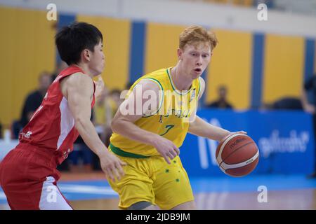 Doha, Katar. 19.. Juni 2022. Suguru Ishiguchi (L) von der japanischen Basketballmannschaft und Joshua Dent (R) von der australischen Basketballmannschaft waren während des FIBA U16-Asienmeisterschaftsspiel 2022 zwischen Japan und Australien in der Al-Gharafa Sports Multi-Purpose Hall in Aktion. (Endergebnis: Australien 94 - 63 Japan) (Foto: Luis Veniegra/SOPA Images/Sipa USA) Quelle: SIPA USA/Alamy Live News Stockfoto