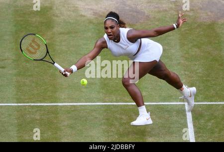 Datei-Foto vom 13-07-2019 von Serena Williams, die unangekündigt in den Ruhestand ging, nachdem sie vor 12 Monaten in Wimbledon in der ersten Runde eine Oberschenkelverletzung erlitten hatte und sich unter Tränen zurückgezogen hatte, nachdem sie nicht auf einem Tennisplatz gesehen worden war. Ausgabedatum: Montag, 20. Juni 2022. Stockfoto