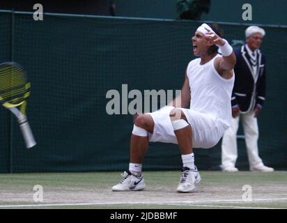 Datei-Foto vom 06-07-2008 von Rafael Nadal feiert seinen Sieg über den Schweizer Roger Federer im Mens-Finale.das Finale 2008 zwischen Rafael Nadal und Roger Federer gilt weithin als das beste Tennisspiel der Geschichte. Nachdem Nadal in aufeinanderfolgenden Finals gegen seinen großen Rivalen verloren hatte, belegte er im fünften Satz mit abnehmender Dunkelheit die Top 9-7. Ausgabedatum: Montag, 20. Juni 2022. Stockfoto