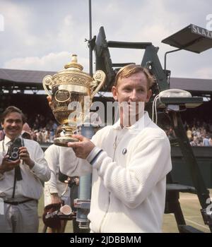 Datei-Foto vom 05-07-1968 des Australiers Rod Laver mit der Trophäe, nachdem er im Finale den australischen Landsmann Tony Roche geschlagen hatte. Viele der Top-Spieler spielten bei den Grand Slams für die meisten der 1960s nach dem Profi nicht. Als das Tennis seinen Amateurstatus vereitelte, kam der Sport wieder zusammen, und der australische großartige Rod Laver holte sich dort, wo er aufgehört hatte, die Trophäe wieder hoch. Ausgabedatum: Montag, 20. Juni 2022. Stockfoto