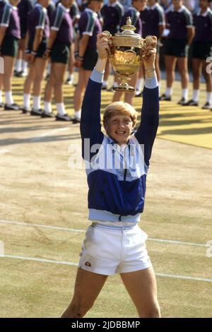 Datei-Foto vom 07-07-1985 des 17-jährigen Boris Becker aus der Bundesrepublik Deutschland, wurde der jüngste Spieler aller Zeiten und der erste unbesiedete Spieler, der das Finale der Wimbledon-Männersingle gewann. Der 17-jährige Boris Becker triumphiert 1985 mit seinen blonden, erdbeerigen Locken und seinem frischen Gesicht als Überschwang und ist damit einer der berühmtesten Momente Wimbledons. Ausgabedatum: Freitag, 29. April 2022. Ausgabedatum: Montag, 20. Juni 2022. Stockfoto