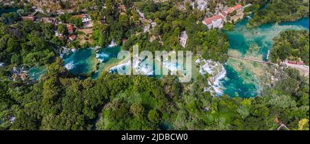 Krka, Kroatien - Luftpanorama auf die schönen Krka Wasserfälle im Nationalpark Krka an einem hellen Sommertag Stockfoto