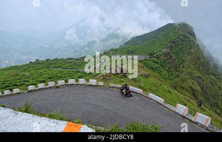 Kurseong, Westbengalen, Indien. 15. April 2022. Der schöne malerische Ort bekannt als Gidda Pahar.Kurseong ist eine malerische Schönheit, eine Hügelstadt in Westbengalen im östlichen Himalaya. Es ist eine Stadt und eine Gemeinde in Darjeeling, Westbengalen. Kurseong liegt auf einer Höhe von 1.482,55 Metern und ist nur 32 Kilometer von Darjeeling entfernt. Die Stadt wurde ursprünglich Karsan Rup genannt, was das „Land der weißen Orchidee“ bedeutet. Es ist der ideale Ort, um stressfreie Tage zu verbringen, während Sie vom östlichen Himalaya und Frieden umgeben sind. Hügel und Gipfel wie Mt Kanchenzöna, Dow Hill, St Mary' Stockfoto