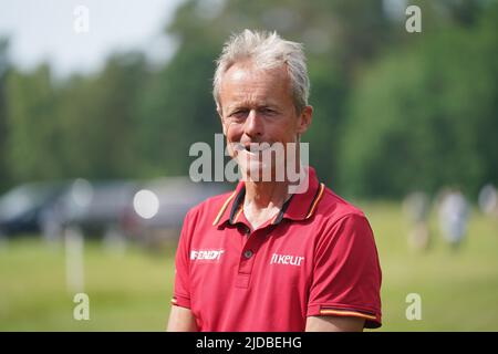 18. Juni 2022, Niedersachsen, Luhmühlen: Pferdesport/Eventing: Deutsche Meisterschaft, Langlauf, Messmer Trophy CCI4* Wettbewerb, in Luhmühlen. Peter Thomsen, Nationaltrainer der eventers, steht an einem Hindernis. Foto: Marcus Brandt/dpa Stockfoto