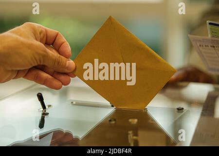 Der Mann gab seine Stimme ab, als er in einem Wahllokal in Frankreich für die Wahlen abstimmt Stockfoto