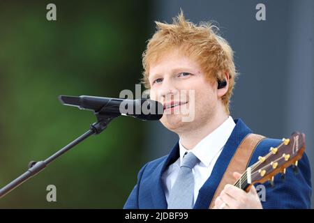 Datei-Foto vom 05/06/22 von Ed Sheeran, der der meistgespielte Künstler von 2021 in Großbritannien war, und behauptete auch die meistgespielte Single des Jahres mit Bad Habits. Der Pop-Superstar, 31, ist der erste Künstler, der seit zwei Jahren beide Auszeichnungen erhalten hat. Zuvor hatte er das Doppel 2017 mit der Veröffentlichung seines Albums Divide und der Single Shape of You gemacht. Ausgabedatum: Montag, 20. Juni 2022. Stockfoto