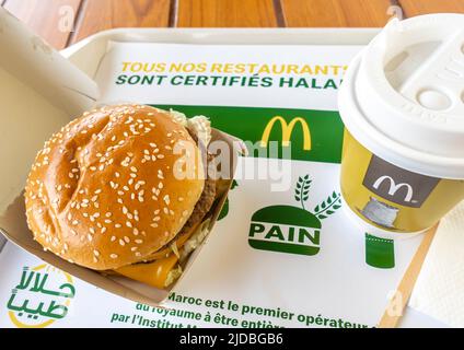 Bigmac und Kaffee auf dem Tablett im McDonald's-Restaurant im Bahnhof von Casca, Marokko Stockfoto