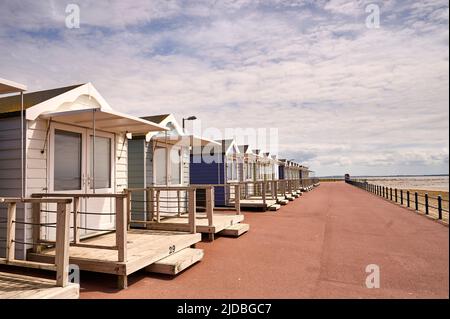 Strandhütten in St. Annes bereit und wartet auf die Bewohner im Sommer Stockfoto