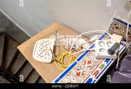 Günstige kostengünstige in-House Wi-Fi-Router und Sender angeschlossen und eingesteckt, Rabat, Marokko Stockfoto
